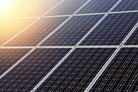 تستخدم الألواح الشمسية التأثير الكهروضوئي لتحويل ضوء الشمس إلى طاقة