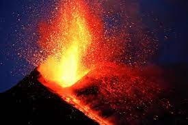 عندما تتدفق الحمم البركانية على سطح الأرض من فوهة البركان ، فإنها تسمى ..........