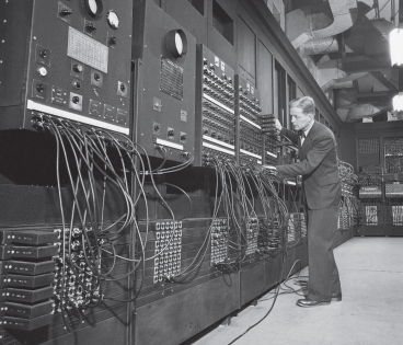 أول حاسوب تم تصنيعه يُدعى ENIAC تم تشغيله عام