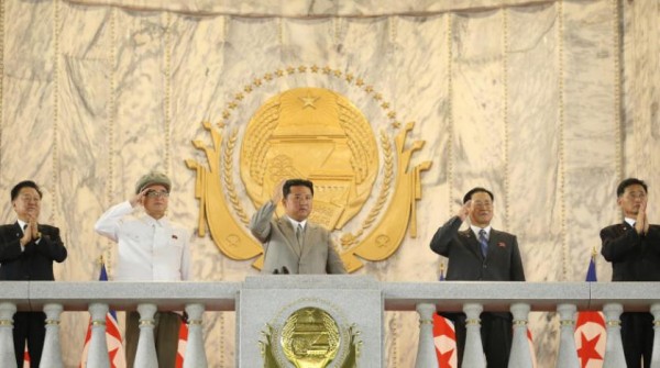 شاهد عرضا عسكريا لكوريا الشمالية بحضور كيم جونغ أون بمناسبة يوم التأسيس