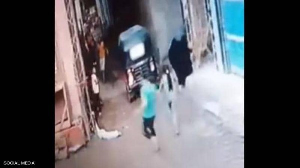 شاهد فيديو بطولي من مصر .. شاب يسحب طفل "من قلب الكهرباء"