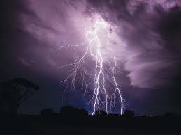 وميض يحدث عندما يفرغ الجزء العلوي من العاصفة شحنات كهربائية
