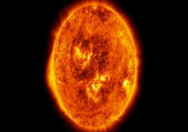 نجم كروي غازي ملتهب، يشع ضوءاً، وحرارة، ويدور حوله عددٌ من الكواكب