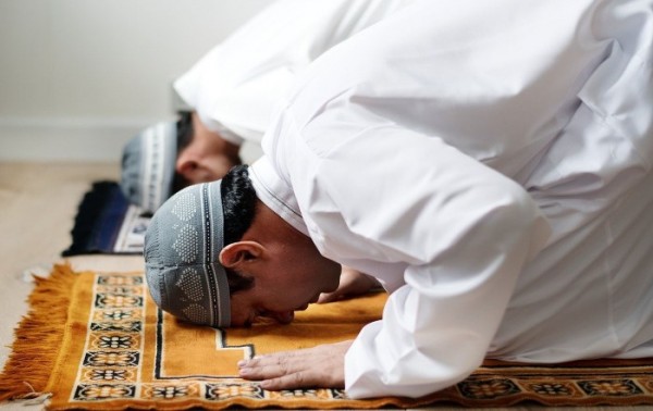 لماذا يقيم المسلمون صلاتهم على صفة واحدة