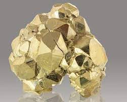 ما هو المعدن الذي يشبة معدن الذهب